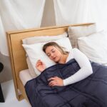 Een comfortabele slaapkamer met verschillende slaaphulpmiddelen voor een gezonde nachtrust.