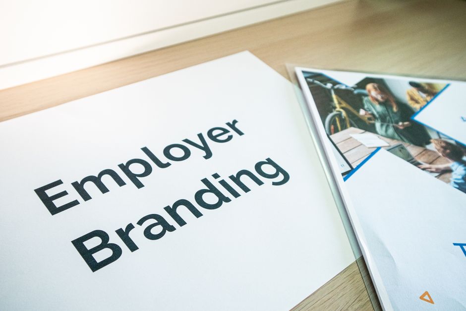 Een recruiter die LinkedIn gebruikt om talent aan te trekken via een laptop, met grafieken en statistieken op het scherm.